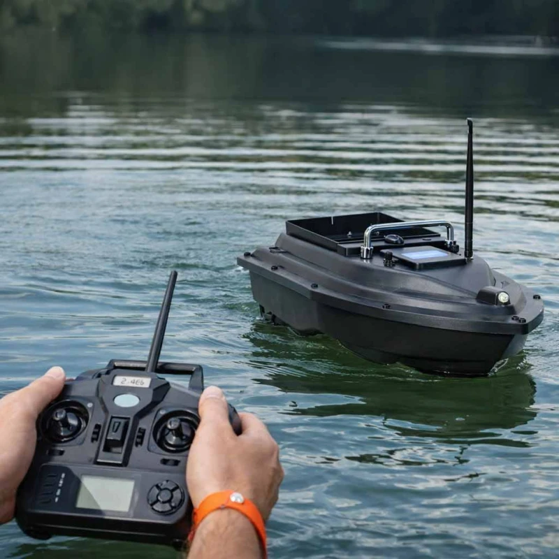 Łódź zanętowa GPS D16B КІК – sterowanie 500 m, 2 kg pojemności